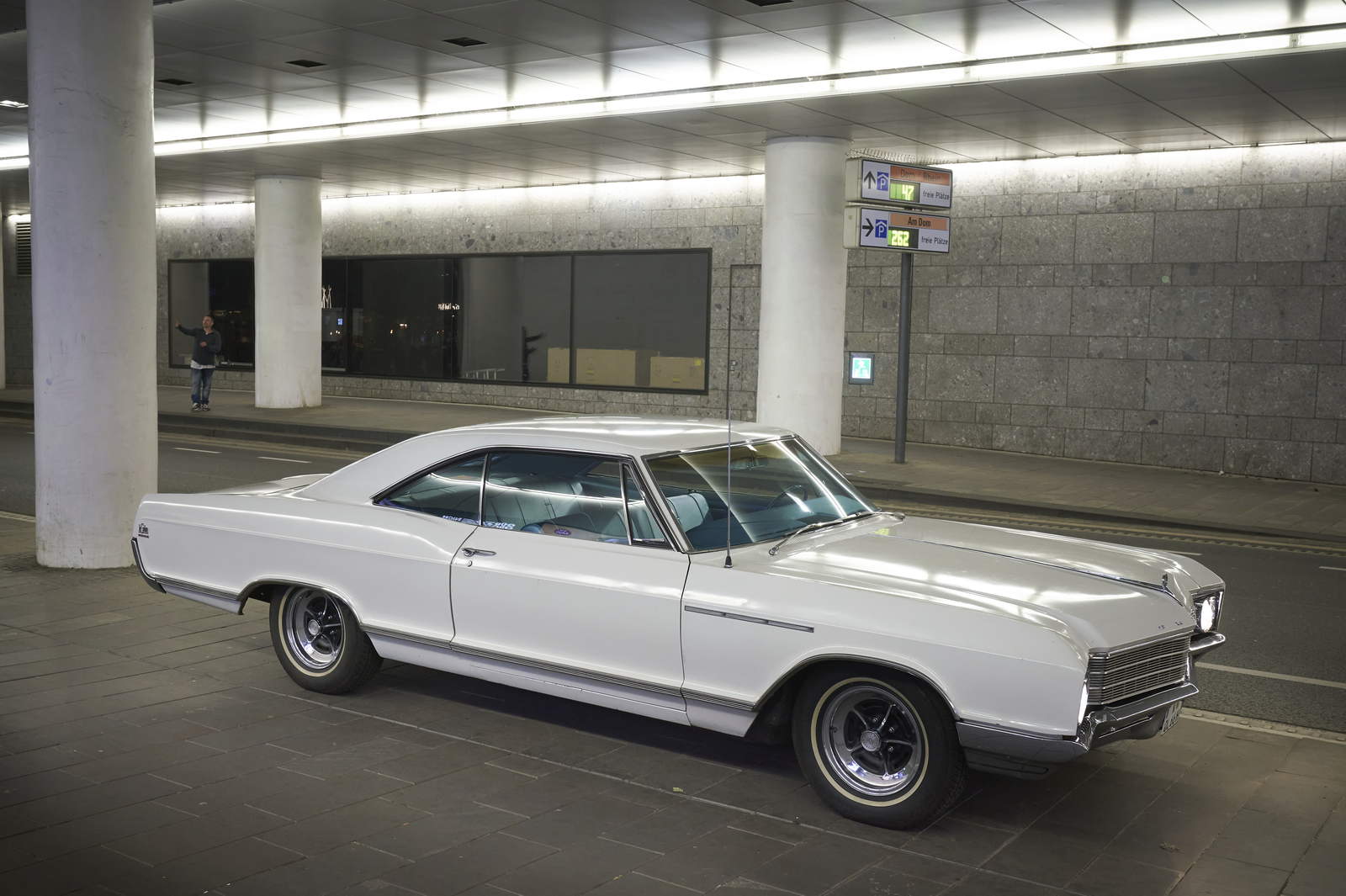 Buick Le Sabre 400 Köln bei Nacht
